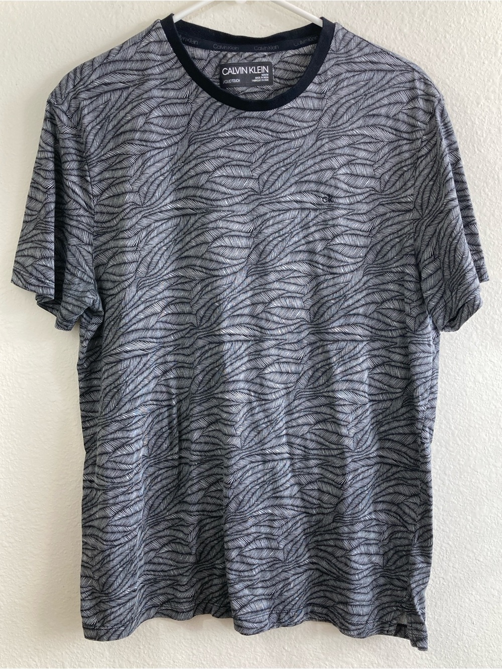 Calvin Klein Liquid Touch Men's T-Shirt Size M Gray Black Leaf Print